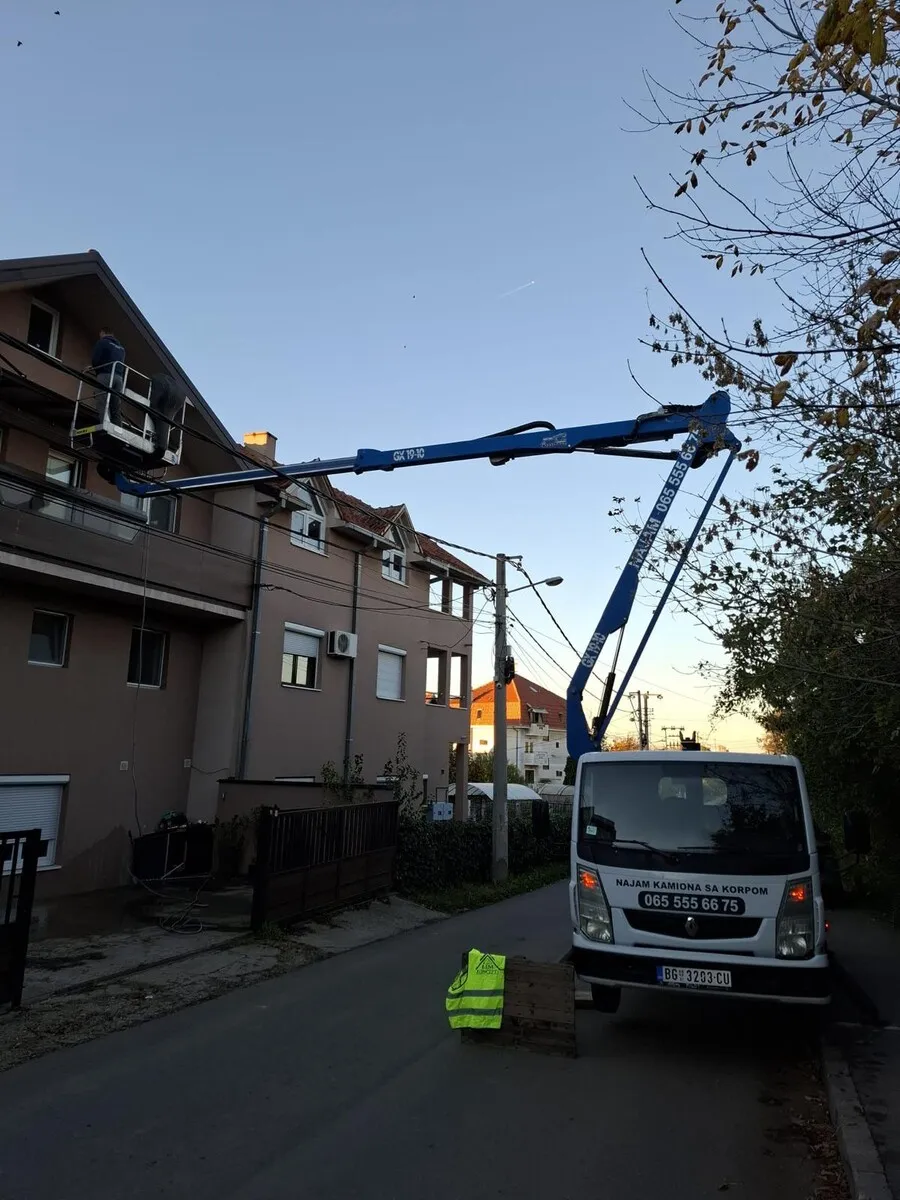 Najam kamiona sa korpom — orezivanje visokih stabala
