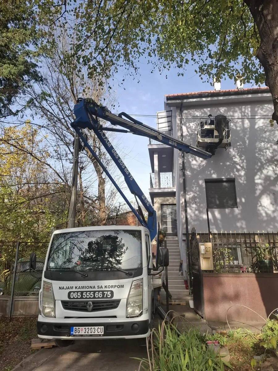 Kamion sa korpom — uklanjanje grana na visini