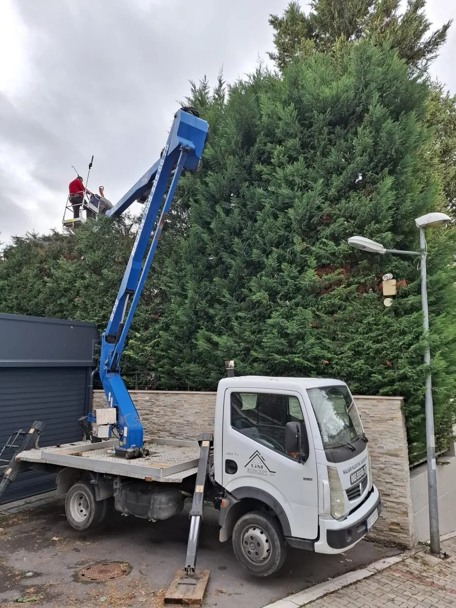 Kamion sa korpom Beograd — najam hidraulične platforme