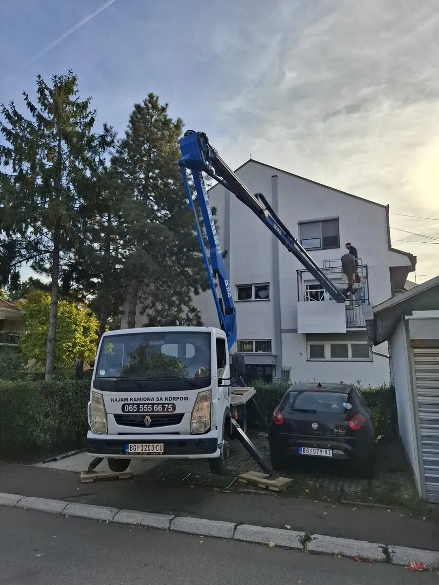 Kamion korpa za montažu dekoracija i svetiljki