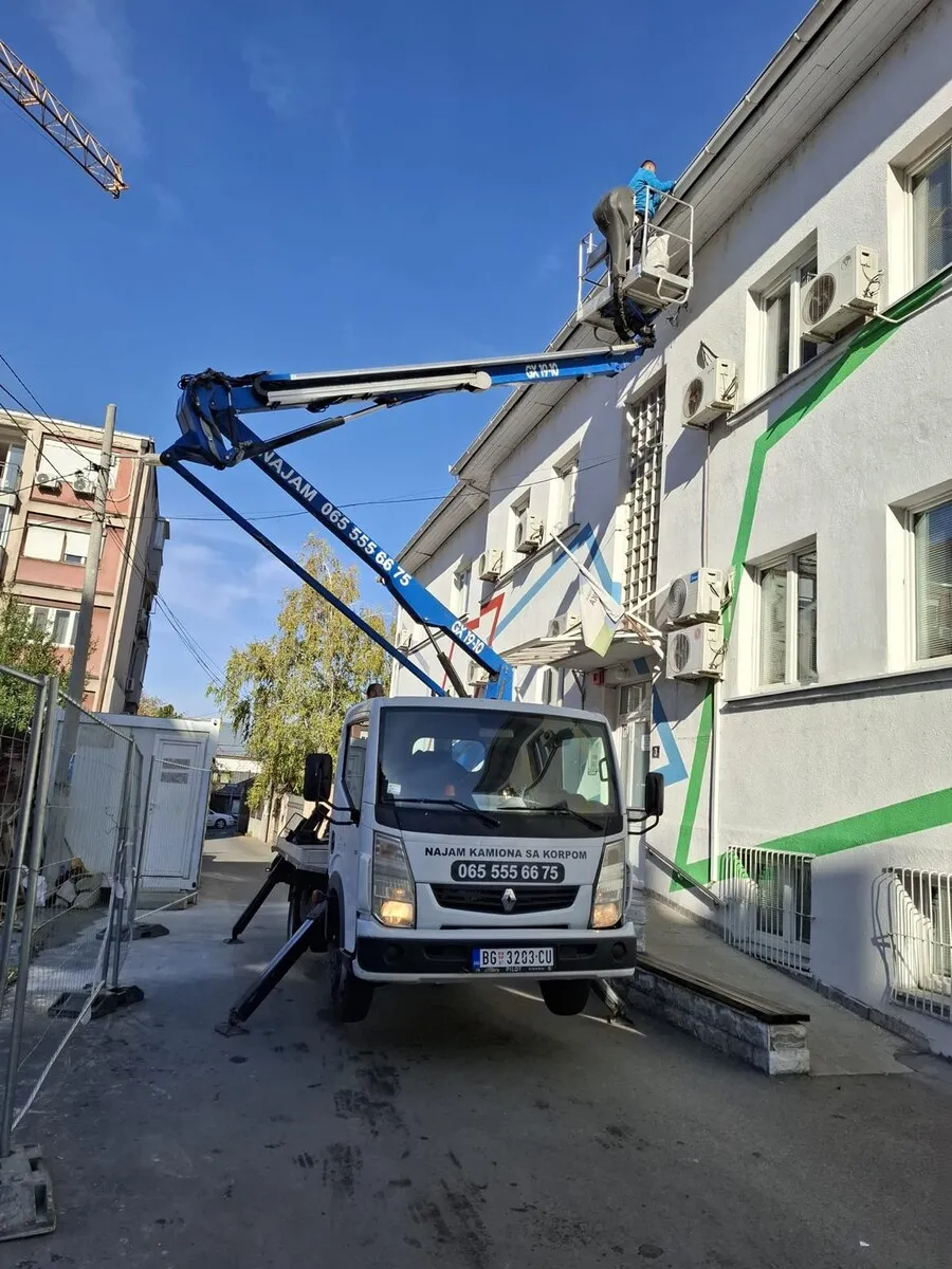 Najam kamiona sa korpom — montaža svetiljki
