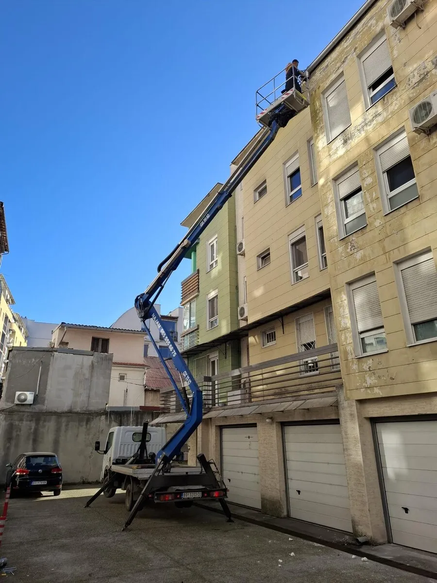 Kamion sa korpom — postavljanje božićnih dekoracija