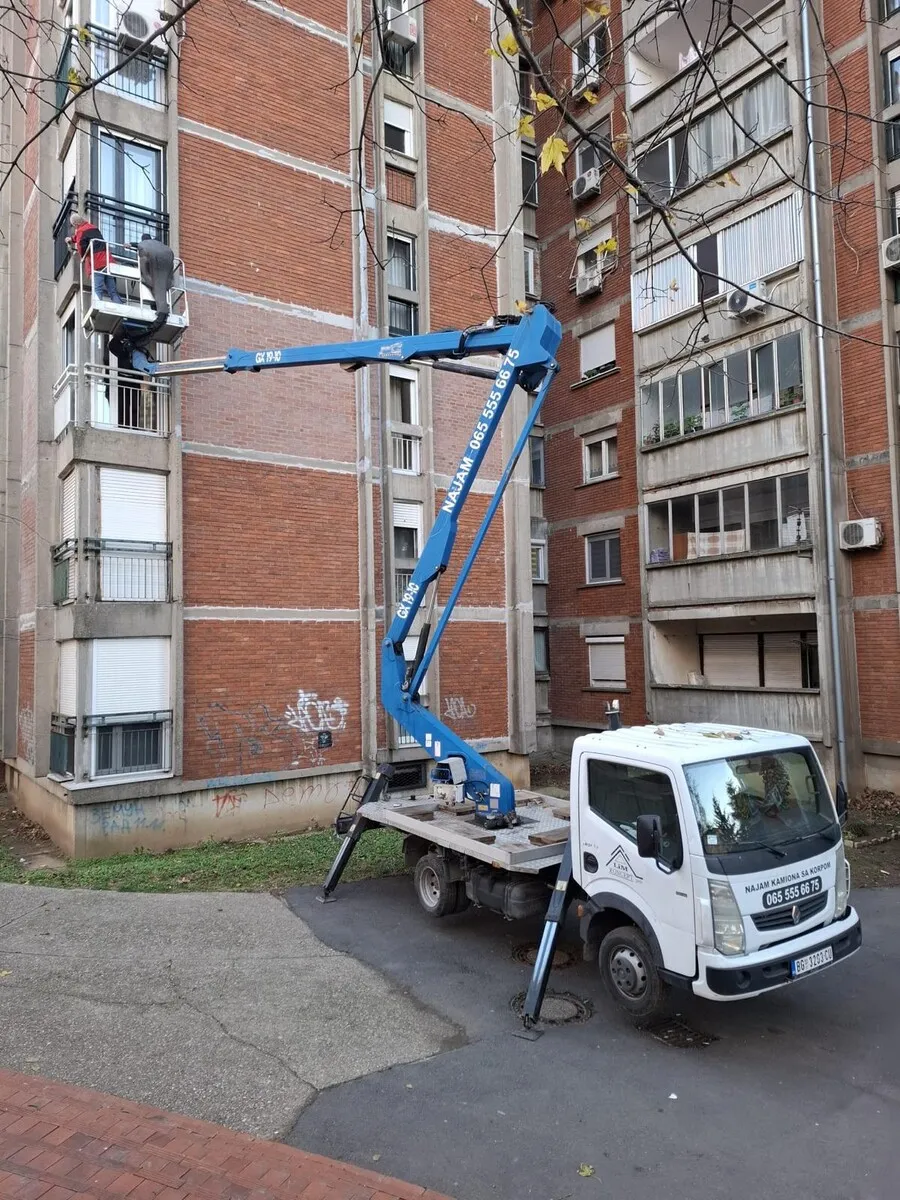 Rentiranje kamiona sa korpom — noćni radovi